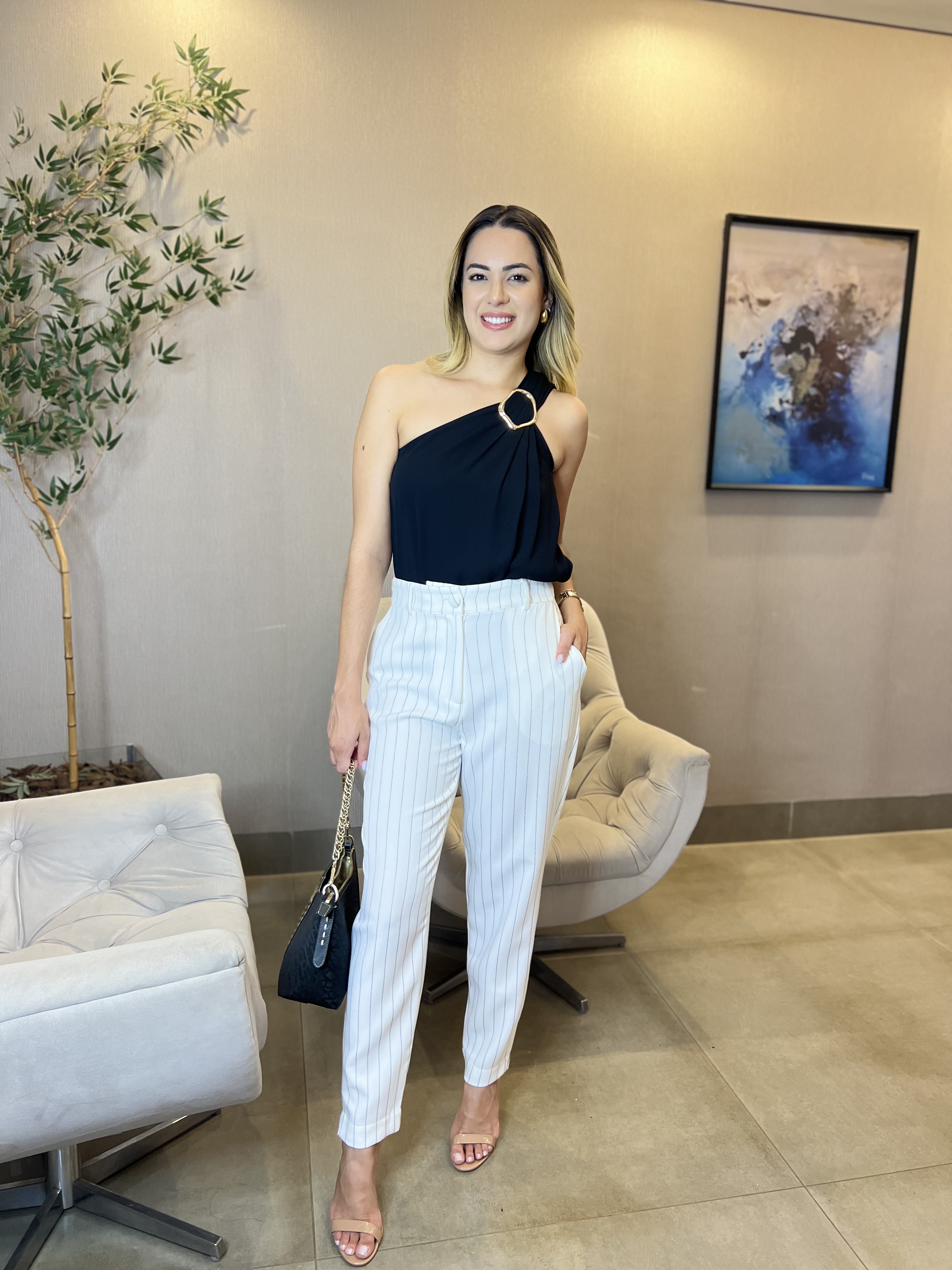 Blusa Nula Manga com Detalhe Dourado + Calça Cenoura